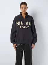 Sudadera gris oscuro con cuello alto con cierre de cremallera y estampado frontal con la inscripción "MILAN ITALY" en letras color crema.