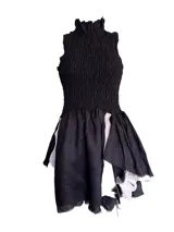 Vestido corto negro con cuello alto fruncido y falda irregular con aplicaciones de cuero y pelo.