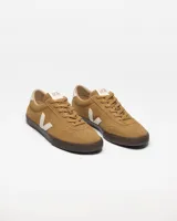 Zapatillas Veja modelo Volley color marrón con logo lateral en blanco. Fabricadas en gamuza con suela de caucho.