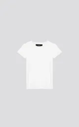 Remera blanca de manga corta, corte ajustado y largo a la cadera.