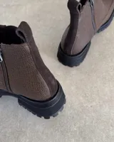 Botín Chelsea de cuero marrón con elástico lateral, punta cuadrada y suela track.