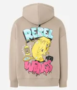 Hoodie cerrado color beige, confeccionado en algodón y poliéster con interior de felpa. Presenta un gran estampado trasero con el personaje de Looney Tunes Piu Piu (Tweety) con aspecto rebelde, rodeado de texto estilo graffiti que dice "REBEL" y "WINGS" en tipografía goteante.