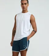 Bermuda deportiva para hombre de color azul, confeccionada en poliamida de secado rápido. Presenta cintura elástica con cordón ajustable, bolsillos funcionales y detalles laterales en blanco con estampa de lettering.