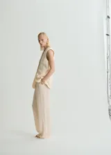 Pantalón de vestir color crema, de tiro alto y corte recto.