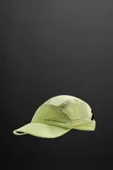 Gorra deportiva color verde lima, con visera y confeccionada en tejido técnico perforado. Tiene ajuste elástico en la parte posterior y logo estampado en el lateral.