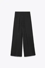 Pantalón palazzo negro de tejido fluido con tiro medio, cintura elástica en la espalda, bolsillos laterales ocultos y pinzas en el delantero.