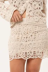 Minifalda cruda de crochet con cintura elastizada.