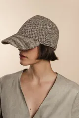 Gorra con visera de lana color beige con diseño de espiga.
