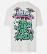 Remera color crema de corte relaxed, con cuello redondo y mangas cortas. Presenta un estampado de un pulpo y letras con la frase "Too weird for earth".