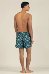 Short de baño con estampado floral en tonos azul y verde. Fabricado en tejido de secado rápido con protección UV 50.