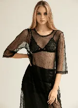 Vestido largo negro transparente de tul con cuello redondo y detalle de puntitos.