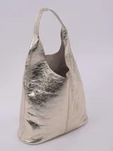 Bolso de hombro dorado de cuero con textura arrugada.