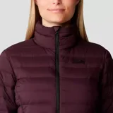 Campera negra con capucha, de plumas, con cierre frontal y bolsillos laterales con cierre.