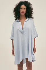 Túnica corta celeste de lino con cuello camisero y mangas cortas.