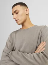 Sweater de punto color gris topo, de manga larga y cuello redondo.