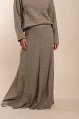 Falda larga marrón con textura de espiga, de corte acampanado y cintura alta.