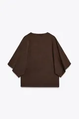 Camiseta blanca de algodón con cuello redondo y mangas cortas tipo capa.