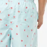 Short de baño celeste con rayas verticales blancas y estampado de pulpos rojos.