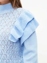 Sweater lila de tejido calado con cuello alto y mangas largas abullonadas con volados.
