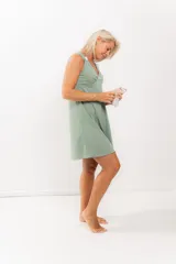 Camisón celeste de algodón con textura acanalada, corte a la rodilla, escote en U con detalle de moño y botones en los hombros para facilitar la lactancia.