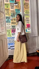 Morral de tela impermeable color negro, de forma rectangular y diseño compacto. Cuenta con correa ajustable para llevar al hombro o cruzado, y múltiples compartimentos con cierre, incluyendo un bolsillo frontal vertical con cierre.