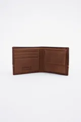 Billetera de cuero marrón con corte y cambio de color, interior con reparticiones y monedero con tapa. Forro de bolsillos en algodón.