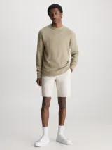Sweater color beige de lana y acrílico con cuello redondo y corte regular.
