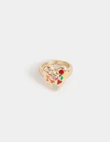 Anillo dorado con forma de corazón y apliques de flores y corazones de colores.