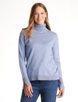 Polera tejida en hilado fino color verde oscuro, de manga larga con tajo en el puño y cuello alto.