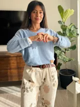 Pantalón de pana color crudo con estampado floral en tonos beige y marrón.