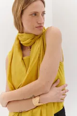 Pashmina de seda satinada color coral, elegante y suave al tacto.