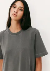 Vestido corto marrón con cuello redondo y mangas cortas.