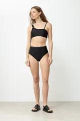 Bikini bottom de corte clásico, color rojo.