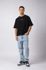 Pantalón de jean gris oscuro, de corte recto, con bolsillos delanteros y traseros.