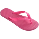 Ojotas Havaianas Top color blanco, con suela texturizada y tiras con diseño en relieve y logo de la marca.
