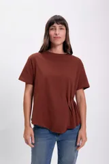 Remera marrón de corte recto y mangas cortas, con detalle de frunce lateral.