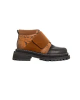 Zapatos de cuero negro con suela gruesa y diseño moderno.