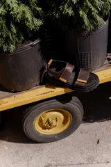 Sandalias negras con plataforma y doble tira con ajuste de velcro.