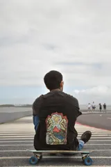 Remera blanca de manga corta con cuello redondo y estampado de tres hongos rojos y la palabra "Tuya" en el frente.