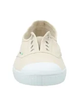 Zapatillas bajas de lona color beige, con puntera de goma blanca y ajuste sin cordones.