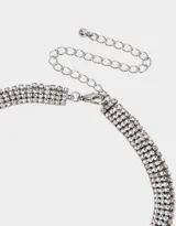 Collar largo plateado con strass, estilo corbatero.