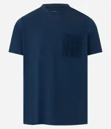 Remera azul marino de algodón, con cuello redondo y manga corta. Presenta un bolsillo delantero con detalles bordados.