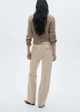 Pantalón de jean color beige, de corte wide leg, tiro bajo, con bolsillos delanteros y traseros.