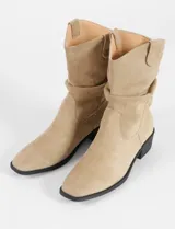 Botas cortas color beige de cuero sintético con suela de goma.