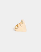 Anillo dorado con forma de corazón.