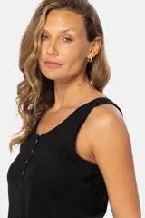 Musculosa negra con escote cuadrado, breteles anchos y bolsillo de parche en el pecho.