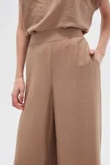 Pantalón ancho color beige, de viscosa y calce alto.