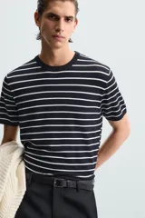 Camiseta de hombre de punto con mezcla de viscosa, a rayas horizontales blancas y azul marino. Tiene cuello redondo, manga corta y terminaciones en rib.
