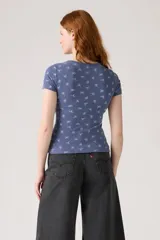 Remera azul con estampado de flores blancas, de corte ajustado y mangas cortas.