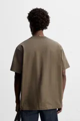 Camiseta color verde militar, de corte cuadrado y tejido de algodón pesado.